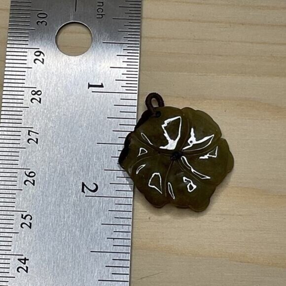 Vintage Jadeite Flower Natural Stone Pendant - Picture 3 of 4